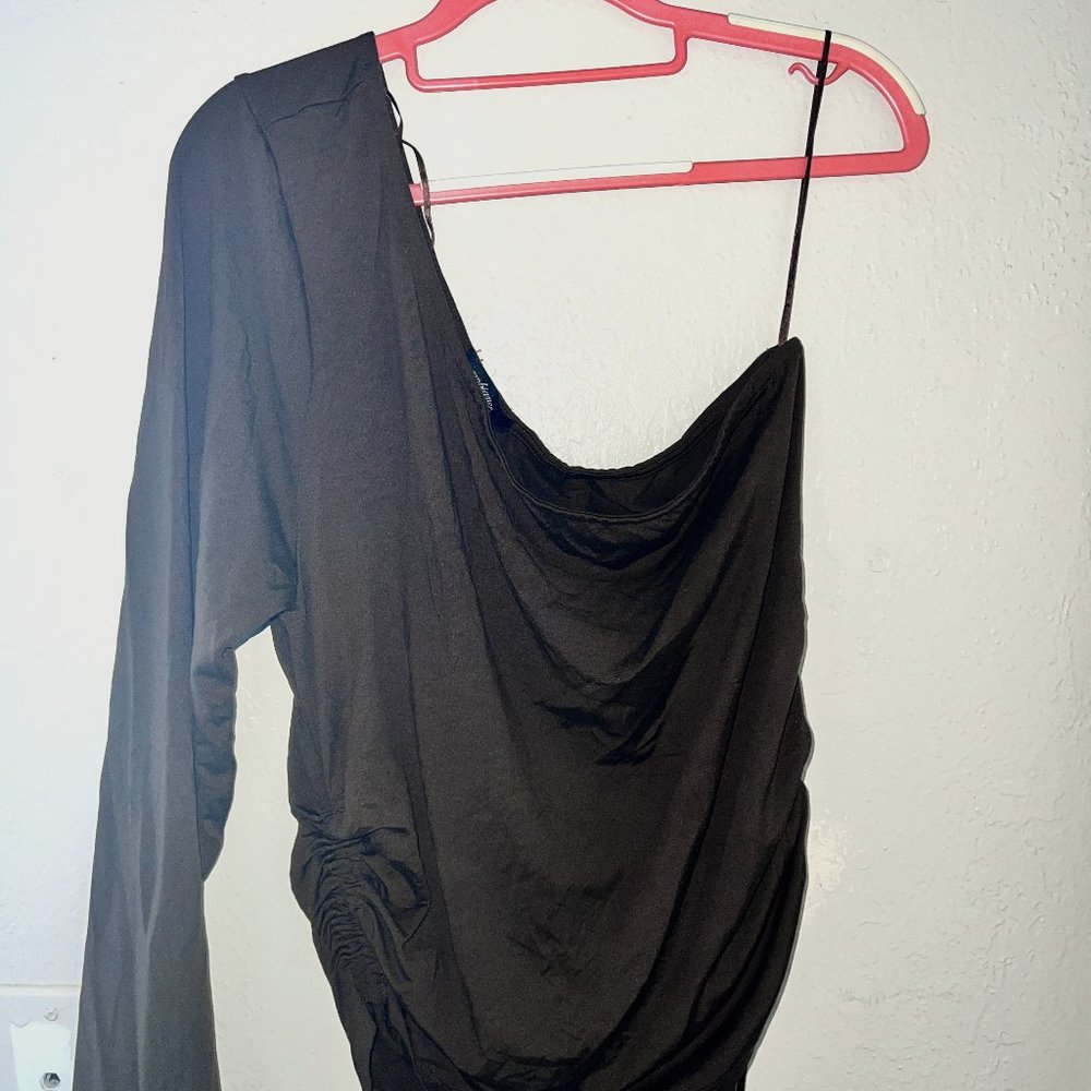 ONE SLEEVE TOP
